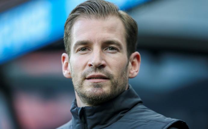 Jan Siewert betreut Mainz im Spiel gegen die Bayern