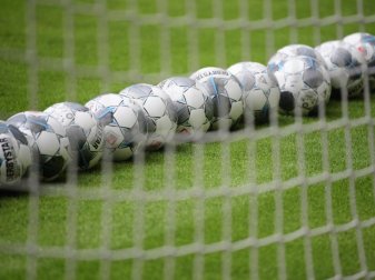 Wegen der Pandemie wird eine Spielerlaubnis erst dann erteilt, wenn die vorgegebenen Corona-Tests negativ sind. Foto: Robert Michael/dpa-Zentralbild/dpa