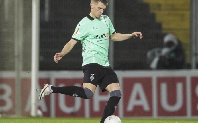 Glaubt nicht, dass Trainer Marco Rose Gladbach nach nur zwei Jahren in Richtung Dortmund verlässt: Matthias Ginter. Foto: Tom Weller/dpa