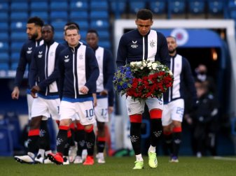 James Tavernier von den Glasgow Rangers trägt vor Spielbeginn einen Kranz auf das Feld. Foto: Andrew Milligan/PA Wire/dpa James Tavernier von den Glasgow Rangers trägt vor Spielbeginn einen Kranz auf das Feld. Foto: Andrew Milligan/PA Wire/dpa