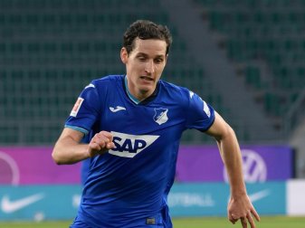 Musste in seinem 300. Bundesligaspiel nach wenigen Minuten verletzt raus: Hoffenheims Sebastian Rudy. Foto: Swen Pförtner/dpa Musste in seinem 300. Bundesligaspiel nach wenigen Minuten verletzt raus: Hoffenheims Sebastian Rudy. Foto: Swen Pförtner/dpa