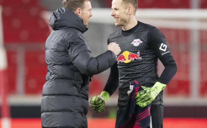 Leipzigs Trainer Julian Nagelsmann (l) bedankte sich bei Torwart Peter Gulacsi. Foto: Tom Weller/dpa