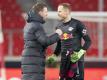 Leipzigs Trainer Julian Nagelsmann (l) bedankte sich bei Torwart Peter Gulacsi. Foto: Tom Weller/dpa