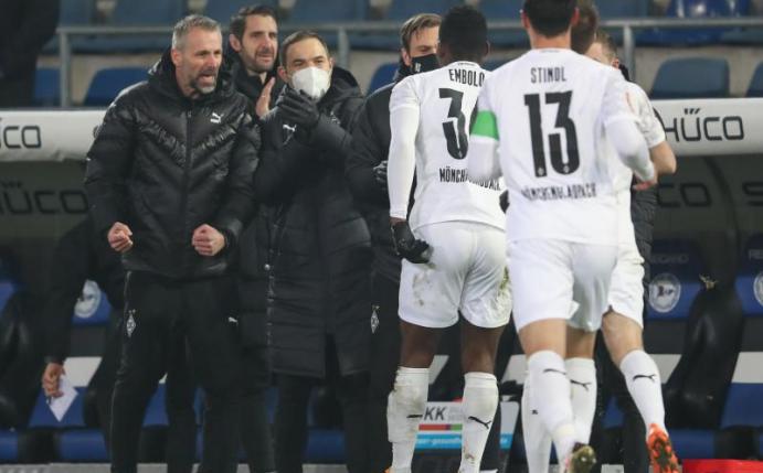 Gladbachs Trainer Marco Rose (l) feiert den Treffer von Breel Embolo (2.v.r). Foto: Friso Gentsch/dpa