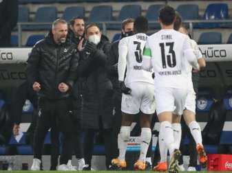 Gladbachs Trainer Marco Rose (l) feiert den Treffer von Breel Embolo (2.v.r). Foto: Friso Gentsch/dpa Gladbachs Trainer Marco Rose (l) feiert den Treffer von Breel Embolo (2.v.r). Foto: Friso Gentsch/dpa