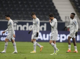 Leverkusens Spieler verließen nach der 1:2-Niederlage bei Eintracht Frankfurt enttäuscht den Platz. Foto: Michael Probst/AP-Pool/dpa Leverkusens Spieler verließen nach der 1:2-Niederlage bei Eintracht Frankfurt enttäuscht den Platz. Foto: Michael Probst/AP-Pool/dpa