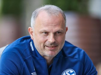 Sollte auch Trainer Christian Gross beim FC Schalke scheitern, will S04-Manager Jochen Schneider persönliche Konsequenzen ziehen. Foto: Tim Rehbein/dpa