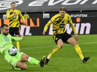 BVB-Stürmer Erling Haaland (r) kam gegen Wolfsburg wieder zum Einsatz. Foto: Martin Meissner/Pool AP/dpa