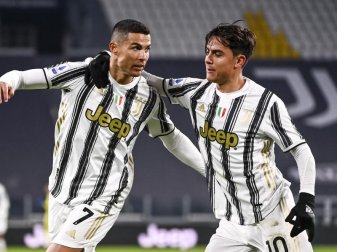 Torschütze Cristiano Ronaldo (l) und Paulo Dybala bejubeln die Führung gegen Udinese. Foto: Marco Alpozzi/LaPresse/AP/dpa
