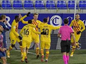 Der FC Barcelona hält dank des Sieges Anschluss an die Champions-League-Plätze. Foto: Alvaro Barrientos/AP/dpa Der FC Barcelona hält dank des Sieges Anschluss an die Champions-League-Plätze. Foto: Alvaro Barrientos/AP/dpa