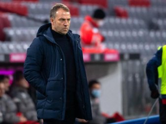 Trainer Hansi Flick verfolgt das Spiel. Foto: Sven Hoppe/dpa