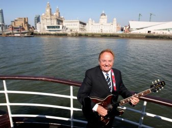 Gerry Marsden an Bord der Mersey-Fähre vor der Skyline von Liverpool. Der Sänger von «You'll Never Walk Alone» ist im Alter von 78 Jahren gestorben. Foto: Dave Thompson/PA Wire/dpa Gerry Marsden an Bord der Mersey-Fähre vor der Skyline von Liverpool. Der Sänger von «You'll Never Walk Alone» ist im Alter von 78 Jahren gestorben. Foto: Dave Thompson/PA Wire/dpa