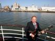 Gerry Marsden an Bord der Mersey-Fähre vor der Skyline von Liverpool. Der Sänger von «You'll Never Walk Alone» ist im Alter von 78 Jahren gestorben. Foto: Dave Thompson/PA Wire/dpa