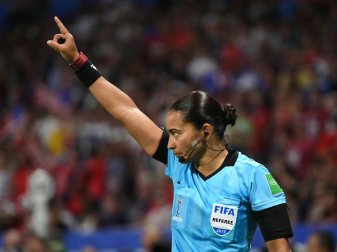 Edina Alves Batista: Erste Frau bei einer Klub-WM Edina Alves Batista: Erste Frau bei einer Klub-WM