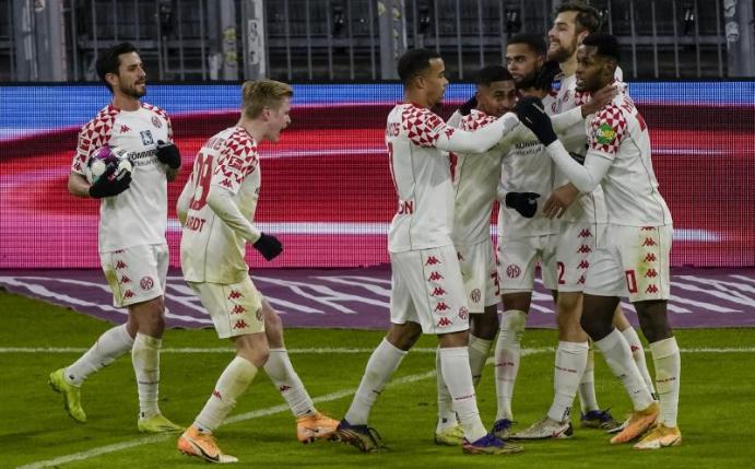 Die Spieler des FSV Mainz 05 zeigten beim FC Bayern einen couragierten Auftritt. Foto: Guenter Schiffmann/AFP-Pool/dpa