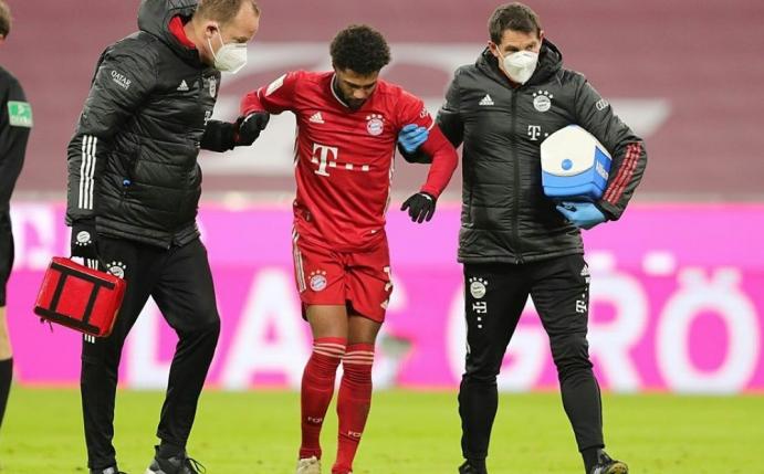Serge Gnabry muss verletzt ausgewechselt werden
