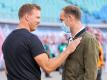 Leipzigs Trainer Julian Nagelsmann (l) begrüßt Geschäftsführer Oliver Mintzlaff. Foto: Jan Woitas/dpa-Zentralbild/dpa