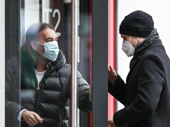 Martin Schmidt (l-r), Sportdirektor des Bundesligisten FSV Mainz 05, und der neue Cheftrainer Bo Svensson auf dem Weg zur Pk. Foto: Arne Dedert/dpa Martin Schmidt (l-r), Sportdirektor des Bundesligisten FSV Mainz 05, und der neue Cheftrainer Bo Svensson auf dem Weg zur Pk. Foto: Arne Dedert/dpa
