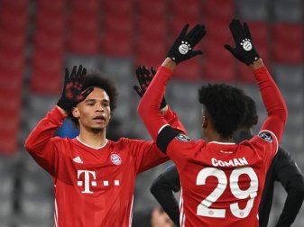 Leroy Sané (l) feiert mit Kingsley Coman ein Tor für Bayern München. Foto: Sven Hoppe/dpa