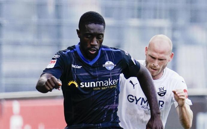 Wurde über soziale Netzwerke beleidigt: Paderborns Prince Owusu. Foto: Uwe Anspach/dpa