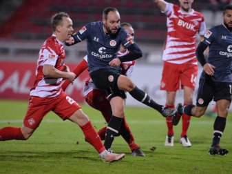 Rico Benatelli (M) rettet dem FC St. Pauli einen Punkt in Würzburg. Foto: Timm Schamberger/dpa
