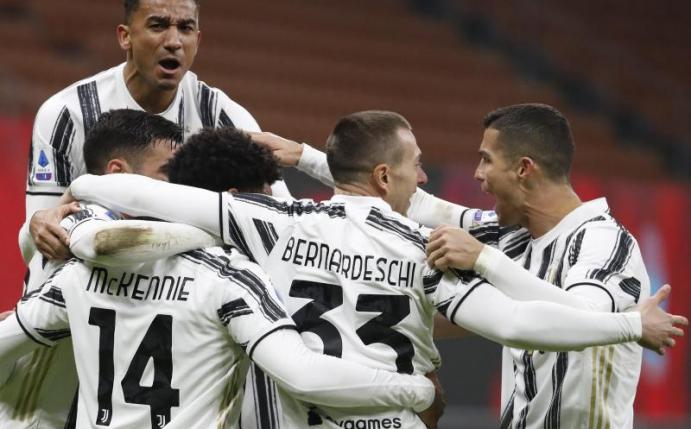 Juventus Turin feierte den Sieg im Spitzenspiel beim AC Mailand. Foto: Antonio Calanni/AP/dpa