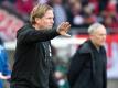 Hat eine hohe Meinung von Freiburg-Trainer Christian Streich (hinten): Kölns Markus Gisdol. Foto: Federico Gambarini/dpa