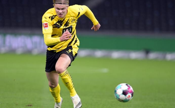 In Leipzig baut Borussia Dortmund wieder auf Stürmer Erling Haaland. Foto: Soeren Stache/dpa-Zentralbild/dpa