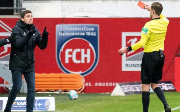 Schiedsrichter Michael Bacher (r) zeigt Nürnbergs Trainer Robert Klauß die Rote Karte. Foto: Stefan Puchner/dpa