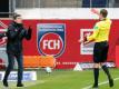 Schiedsrichter Michael Bacher (r) zeigt Nürnbergs Trainer Robert Klauß die Rote Karte. Foto: Stefan Puchner/dpa