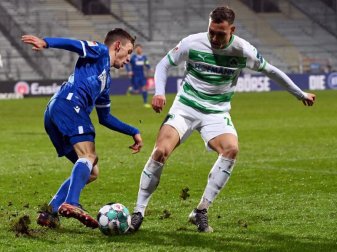 KSC-Profi Benjamin Goller (l) im Zweikampf mit David Raum. Foto: Uli Deck/dpa KSC-Profi Benjamin Goller (l) im Zweikampf mit David Raum. Foto: Uli Deck/dpa
