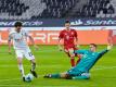 Der Gladbacher Jonas Hofmann (l) traf zweimal gegen Bayern-Keeper Manuel Neuer. Foto: Martin Meissner/AP/Pool/dpa