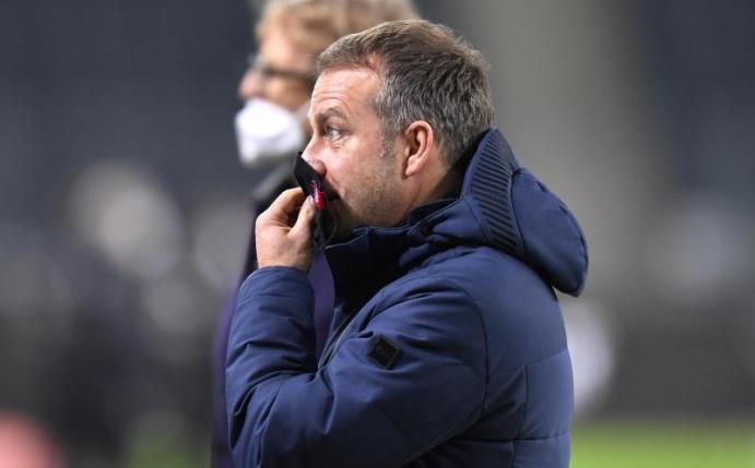Nach der Niederlage bei Borussia Mönchengladbach sieht Bayerns Trainer Hansi Flick viel Arbeit vor sich. Foto: Martin Meissner/AP/Pool/dpa