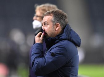 Nach der Niederlage bei Borussia Mönchengladbach sieht Bayerns Trainer Hansi Flick viel Arbeit vor sich. Foto: Martin Meissner/AP/Pool/dpa Nach der Niederlage bei Borussia Mönchengladbach sieht Bayerns Trainer Hansi Flick viel Arbeit vor sich. Foto: Martin Meissner/AP/Pool/dpa