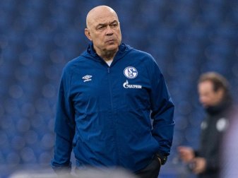 Schalkes Trainer Christian Gross steht vor dem Spiel gegen die TSG Hoffenheim am Spielfeldrand. Foto: Guido Kirchner/dpa/Archivbild Schalkes Trainer Christian Gross steht vor dem Spiel gegen die TSG Hoffenheim am Spielfeldrand. Foto: Guido Kirchner/dpa/Archivbild