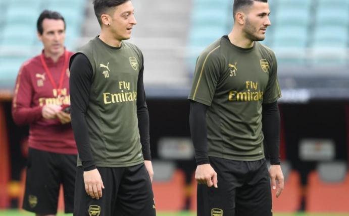 Mesut Özil und Sead Kolasinac im Jersey des FC Arsenal London. Foto: Arne Dedert/dpa