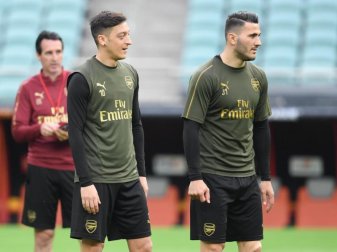 Mesut Özil und Sead Kolasinac im Jersey des FC Arsenal London. Foto: Arne Dedert/dpa Mesut Özil und Sead Kolasinac im Jersey des FC Arsenal London. Foto: Arne Dedert/dpa