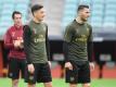 Mesut Özil und Sead Kolasinac im Jersey des FC Arsenal London. Foto: Arne Dedert/dpa