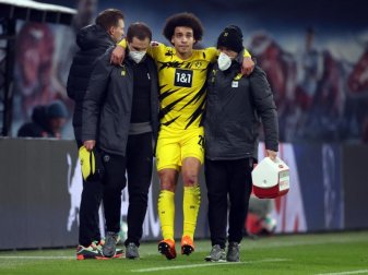 Dortmunds Axel Witsel wird von BVB-Betreuern verletzt vom Platz geführt. Foto: Jan Woitas/dpa