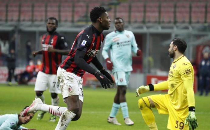 Milans Rafael Leao (vorne) jubelt nach seinem Treffer zur Führung gegen den FC Turin. Foto: Antonio Calanni/AP/dpa