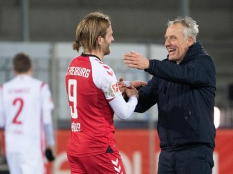 Freiburgs Trainer Christian Streich (r) freut sich nach dem Spiel mit Torschütze Lucas Höler. Foto: Sebastian Gollnow/dpa Freiburgs Trainer Christian Streich (r) freut sich nach dem Spiel mit Torschütze Lucas Höler. Foto: Sebastian Gollnow/dpa