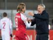 Freiburgs Trainer Christian Streich (r) freut sich nach dem Spiel mit Torschütze Lucas Höler. Foto: Sebastian Gollnow/dpa