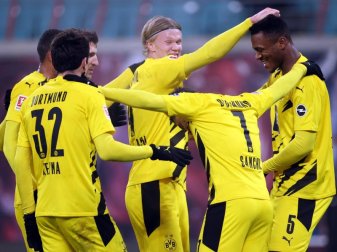 Dortmunds Spieler feiern Erling Haaland (M) nach dessen Treffer zum 3:0 gegen RB Leipzig. Foto: Jan Woitas/dpa Dortmunds Spieler feiern Erling Haaland (M) nach dessen Treffer zum 3:0 gegen RB Leipzig. Foto: Jan Woitas/dpa