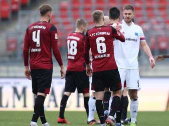 Simon Terodde vom HSV (r) nach dem Spiel beim Handschlag mit Tim Handwerker (6) vom FC Nürnberg. Foto: Daniel Karmann/dpa Simon Terodde vom HSV (r) nach dem Spiel beim Handschlag mit Tim Handwerker (6) vom FC Nürnberg. Foto: Daniel Karmann/dpa