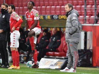 Der neue Mainzer Trainer Bo Svensson (r) konnte noch keine erkennbare Wende bewirken. Foto: Torsten Silz/dpa Der neue Mainzer Trainer Bo Svensson (r) konnte noch keine erkennbare Wende bewirken. Foto: Torsten Silz/dpa