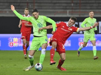 Robin Knoche (r) von Union Berlin im Duell um den Ball mit Wolfsburgs Wout Weghorst. Foto: John Macdougall/AFP-Pool/dpa Robin Knoche (r) von Union Berlin im Duell um den Ball mit Wolfsburgs Wout Weghorst. Foto: John Macdougall/AFP-Pool/dpa