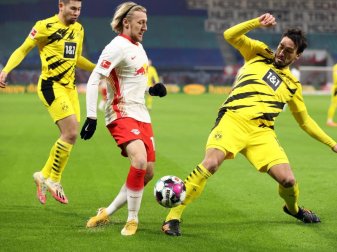 Wird von den Dortmundern ausgebremst: Leipzigs Emil Forsberg (M) kämpft um den Ball. Foto: Jan Woitas/dpa Wird von den Dortmundern ausgebremst: Leipzigs Emil Forsberg (M) kämpft um den Ball. Foto: Jan Woitas/dpa
