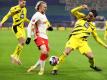 Wird von den Dortmundern ausgebremst: Leipzigs Emil Forsberg (M) kämpft um den Ball. Foto: Jan Woitas/dpa