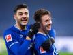 Schalkes Torschütze Matthew Hoppe (l) bejubelt sein Tor zum 3:0 mit Ozan Kabak. Foto: Guido Kirchner/dpa