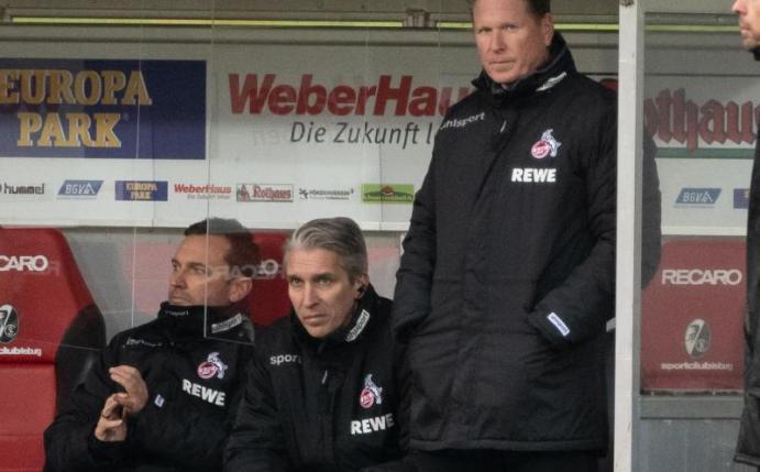 Musste mit Köln eine 0:5-Klatsche in Freiburg hinnehmen: FC-Coach Markus Gisdol (r). Foto: Sebastian Gollnow/dpa